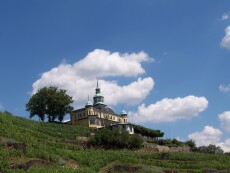 Spitzhaus unter Wolken Das Spitzhaus Radebeul: Spitzengastronomie auf den Weinbergen