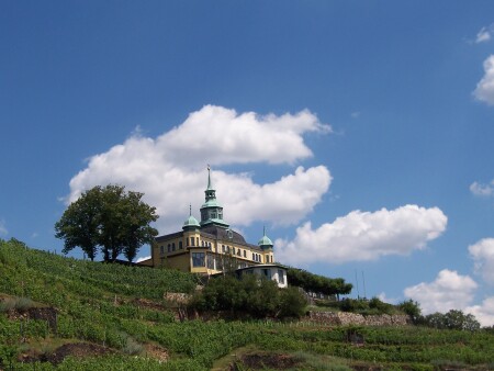 Spitzhaus unter Wolken Das Spitzhaus Radebeul: Spitzengastronomie auf den Weinbergen