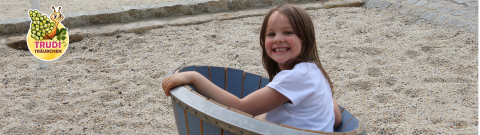 spielendes Kind auf dem Spielplatz